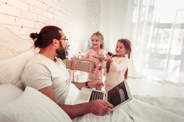 Allegro ragazze carine congratulandosi con il loro amato padre — Foto Stock