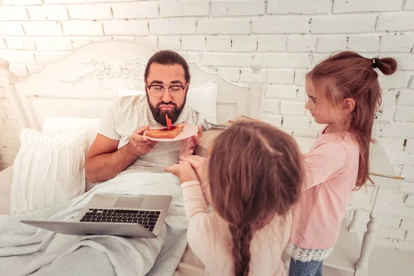 Bonito hombre guapo sosteniendo un plato con pastel —  Fotos de Stock