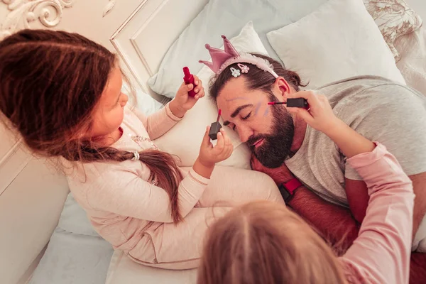 Bello tranquillo papà dormire nel suo letto — Foto Stock