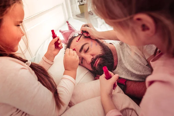 Hermanas creativas felices divirtiéndose en casa —  Fotos de Stock