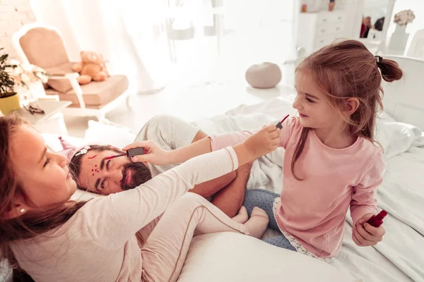 Deliziose ragazze felici che si sorridono a vicenda — Foto Stock