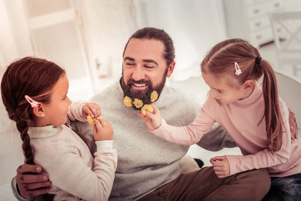 Positivo alegre niñas sentado alrededor de su padre —  Fotos de Stock