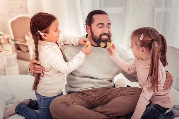 そのお父さんのひげを飾る喜びの幸せな女の子 — ストック写真