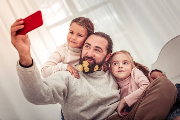 Positivo hombre feliz tomando una selfie con sus hijas —  Fotos de Stock