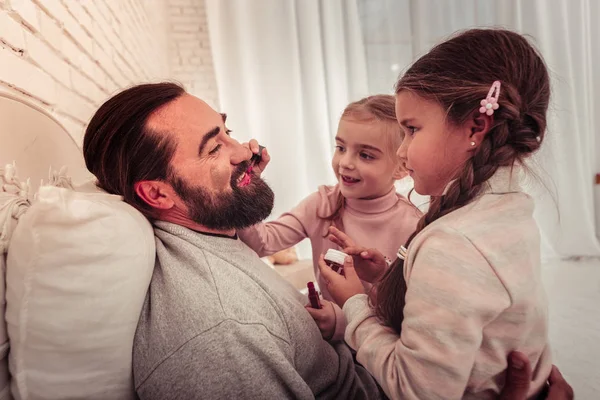 Alegre feliz niñas haciendo maquillaje para su papá —  Fotos de Stock