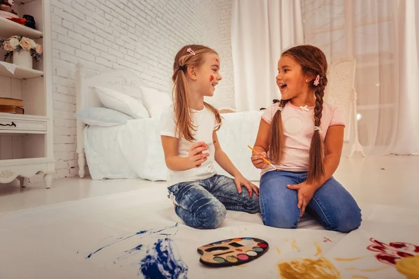 Garotas alegres positivas sorrindo umas para as outras — Fotografia de Stock