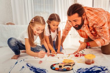 Kızlar için resim hakkında açıklayan güzel sakallı adam