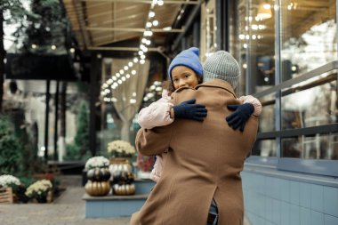 Babası sarılma Mavi şapka sevimli kara gözlü kıvırcık kız