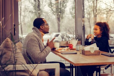 Baba ve kız zevk onların sabah kafeteryasında birlikte