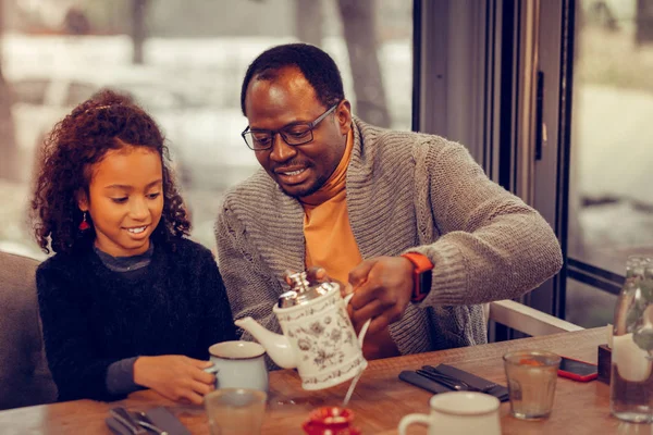 Père et fille buvant ensemble un thé savoureux à la cafétéria — Photo