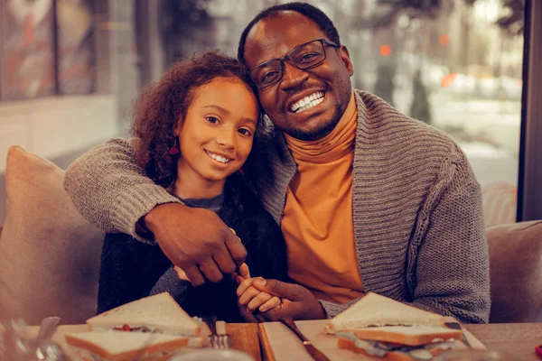 Zářil otec široce se usmívala při objímání jeho dcera — Stock fotografie
