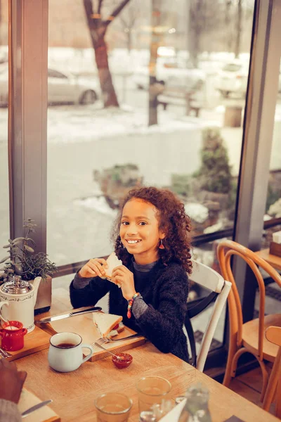 Tabel Buurt Van Venster Krullend Aantrekkelijk Meisje Zit Aan Tafel — Stockfoto