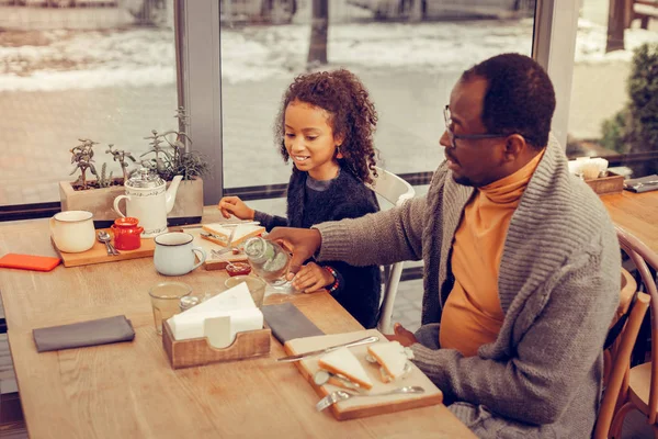 Vader en dochter genietend van hun weekend eten broodjes — Stockfoto