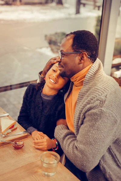 Agradable hombre sintiéndose extremadamente feliz pasar el día con su hija — Foto de Stock