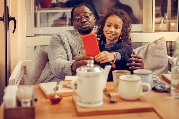 Father and daughter posing while making selfie together — Stock Photo, Image