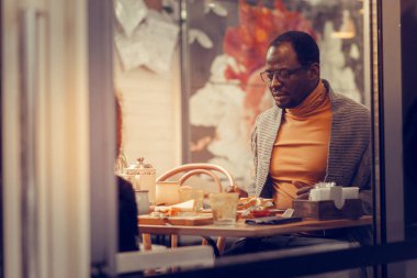 Gözlüklü kafeteryasına lezzetli sandviç için kızını alarak baba