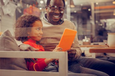 Neşeli sevgi dolu baba duygu şaşırtıcı harcama gün kızı ile