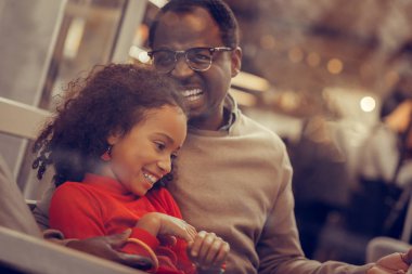 Mutlu adam sarılma gülen ve kızı öpüşme