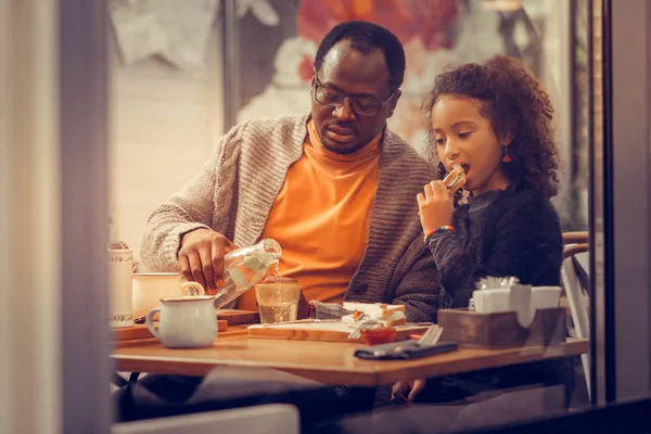 Meisje Bijten Sandwich Schattig Krullend Donker Haired Meisje Haar Boterham — Stockfoto