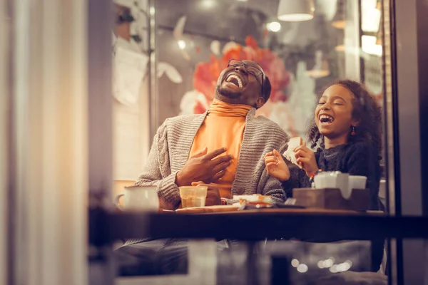 Padre e hija riendo en voz alta sintiéndose felices juntos —  Fotos de Stock