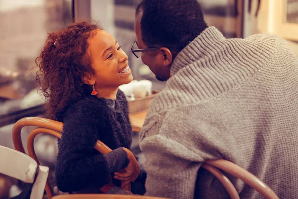 Liefdevolle dark-haired vader kijken naar zijn schattige mooie dochter — Stockfoto