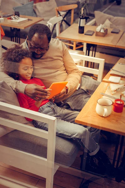 Film izlerken babası oturan aksesuarları giyen kızı — Stok fotoğraf