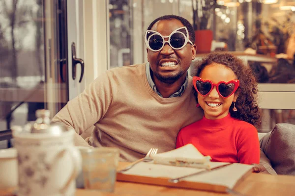 Alegre radiante pai e filha usando óculos engraçados — Fotografia de Stock