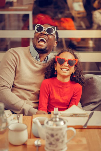 Père afro-américain riant tout en s'amusant avec sa fille — Photo