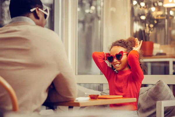 Pai vestindo camisola bege entretendo sua pequena princesa bonito — Fotografia de Stock