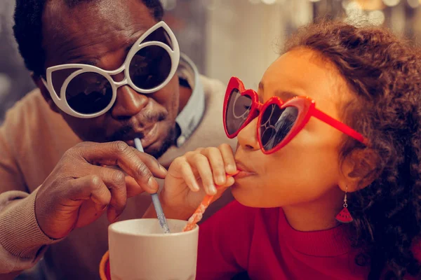 父亲和女儿戴着滑稽的太阳镜 — 图库照片