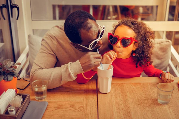 Mignon père et fille profiter de leur matinée ensemble à la cafétéria — Photo