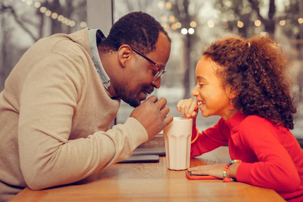 Vader en dochter drinken melk cocktail samen — Stockfoto