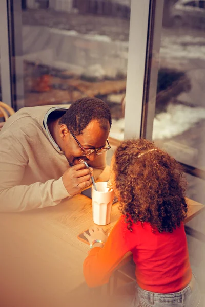 그녀의 아버지와 함께 레스토랑에 앉아 곱슬 검은 머리 딸 — 스톡 사진