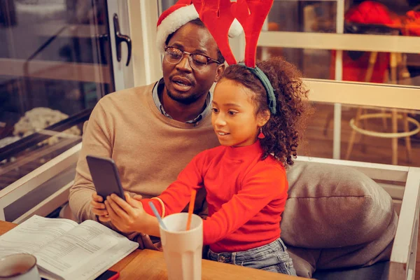 Fille tenant son smartphone faisant selfie avec le père — Photo