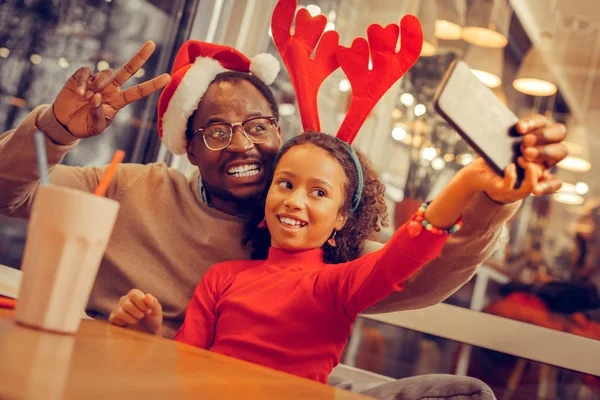 Radiante moderno padre posando para la foto con su linda chica — Foto de Stock