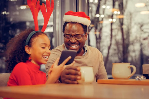 Alegre feliz padre sintiéndose increíble celebrando la Navidad — Foto de Stock