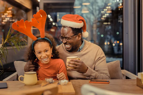 Papa et sa petite fille s'amusent beaucoup à célébrer Noël — Photo