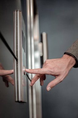 Fotoğraf üzerinde erkek el koyarak o düğmeye duruldu.