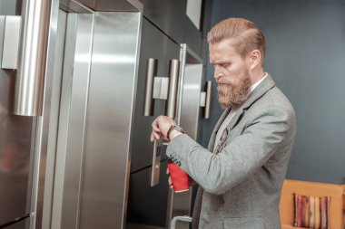 Toplantıdan önce zaman kontrol ciddi genç işadamı