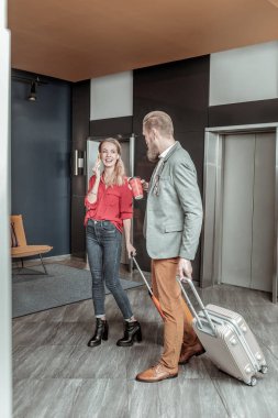 Onun ortağı seyir mutlu sarışın kız