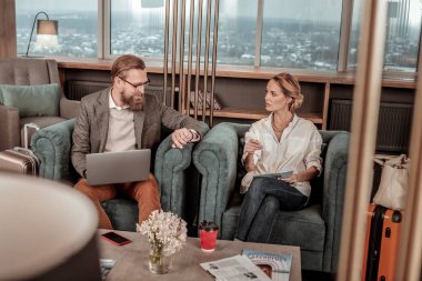 Olumlu memnun sakallı adam onun saatler arıyorsunuz