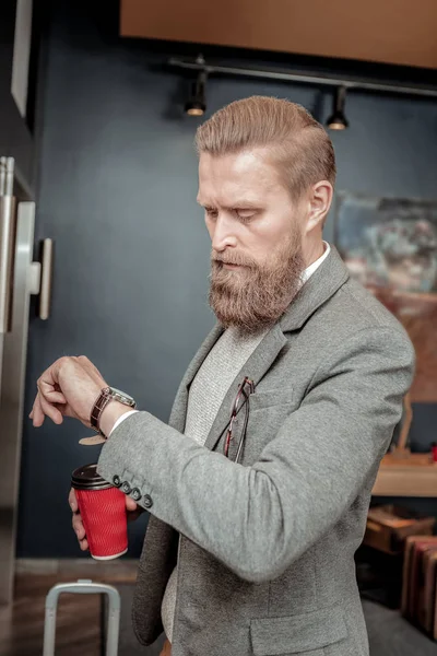 Attente bebaarde man kijken naar zijn horloges — Stockfoto