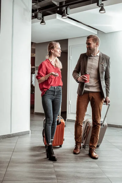 Vriendelijke blonde vrouw praten met haar collega — Stockfoto