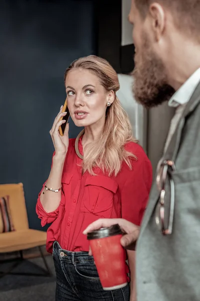 Attente blonde jonge vrouw praten per telefoon — Stockfoto