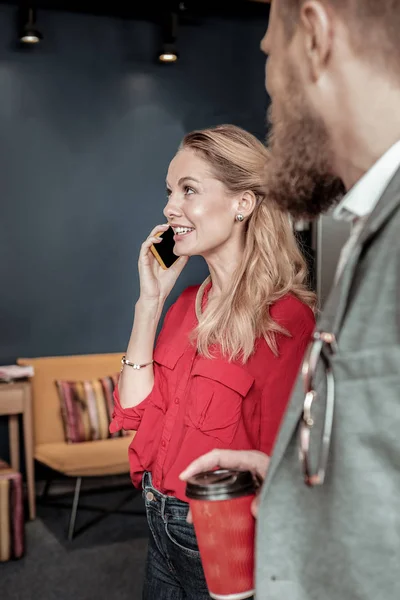 Vrolijk meisje aangenaam telefoon gesprek — Stockfoto