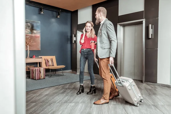 Modern otel, olumlu memnun genç insanlardan