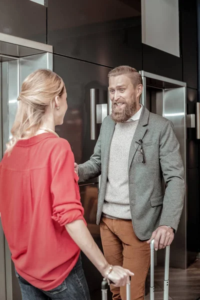 Positieve blij bebaarde man kijken naar zijn collega — Stockfoto