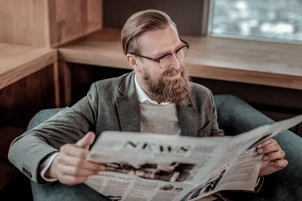 Positivo hombre barbudo encantado leyendo interesante artículo — Foto de Stock