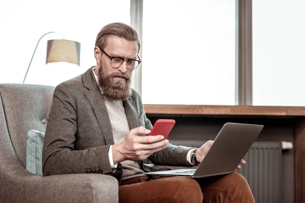 Concentrado joven hombre de negocios mirando la pantalla de su gadget —  Fotos de Stock