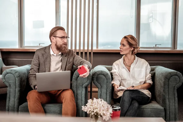 Geconcentreerde gebaarde mannelijke persoon in gesprek met zijn partner — Stockfoto